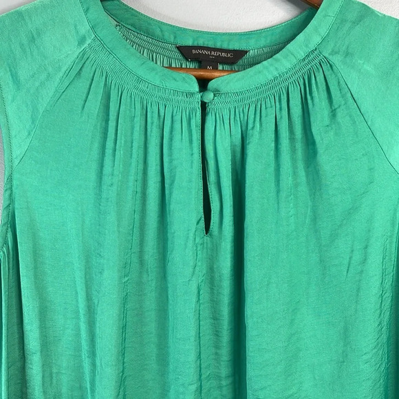 Banana Republic Factory Kelly Green Silky Sleeveless Blouse Button Keyhole M - Picture 3 of 9
